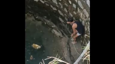 झांसी: झांसी के सिमरधा गांव में कुएं में गिरे सियार को वन विभाग की टीम ने कड़ी मशक्कत के बाद बाहर निकाला, वीडियो आया सामने