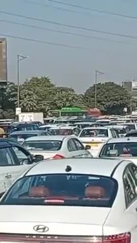 गौतम बुद्ध नगर: नोएडा के DND से नोएडा फिल्म सिटी तक लगा लंबा भीषण जाम, ट्रैफिक पुलिस जाम खुलवाने में जुटी