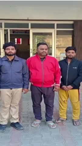 मेरठ: 3 करोड़ की साइबर ठगी करने वाले तीन आरोपी गिरफ्तार:मेरठ में रिटायर प्रोफेसर और उनकी पत्नी से शेयर ट्रेडिंग के नाम पर ठगी