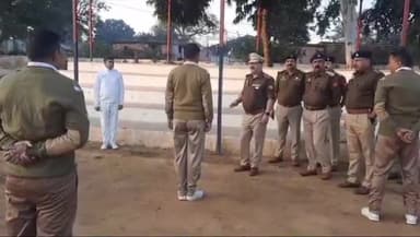 बदायूं: वरिष्ठ पुलिस अधीक्षक ने रिजर्व पुलिस लाइन में परेड की ली सलामी, डायल 112 के वाहनों को किया चेक