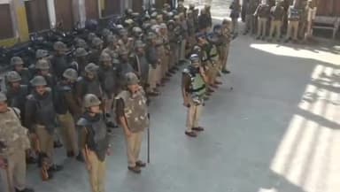 कानपुर: अलर्ट और जुम्मे की नमाज के चलते रावतपुर में डीसीपी ने पीएसी और क्यूआरटी के साथ की पैदल गश्त