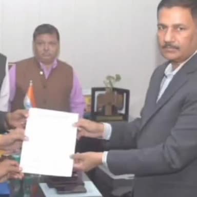 कानपुर: उद्योग व्यापार मंडल ने PM के नाम DM को सौंपा ज्ञापन, बांग्लादेश सरकार पर दबाव बनाकर व्यापारियों को राहत दिलाने की मांग