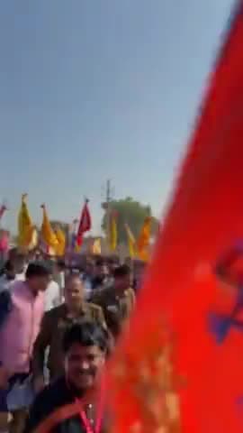 #रींगस। सुप्रसिद्ध भजन गायकर #कन्हैया मित्तल के नेतृत्व में 1551 फीट निशान यात्रा रींगस से रवाना होकर पहुंची खाटू धाम