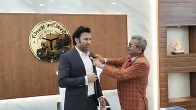 शामली: शामली कलेक्ट्रेट पर सशस्त्र सेना झंडा दिवस के अवसर पर डीएम को सशस्त्र सेना झंडा प्रतीक लगाया गया, भेंट की गई स्मारिका