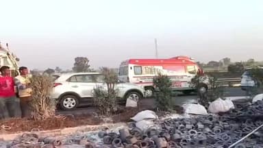 ਫਿਲੌਰ: ਫਿਲੋਰ ਦੇ ਪਿੰਡ ਖਹਿਰੀਆ ਭਟੀਆ ਦੇ ਫਲਾਈ ਓਵਰ ਵਿਖੇ ਖੜੀ ਪਿਕਅਪ ਵੈਨ ਵਿੱਚ ਟਕਰਾਈ ਬੱਸ ਪਿੱਛੋਂ ਟਕਰਾਈ ਕਾਰ 10 ਯਾਤਰੀ ਹੋਏ ਜ਼ਖਮੀ