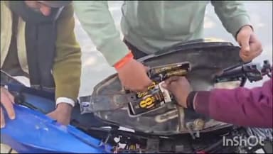 थावे: थावे मीरगंज मुख्य रोड पर पुलिस ने वाहन जांच के दौरान एक बाइक में छुपाकर रखी 103 पीस टेट्रा पैक के साथ एक युवक को पकड़ा