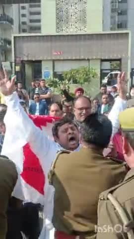 गौतम बुद्ध नगर: फ्लैट की रजिस्ट्री न होने पर सेक्टर 76 में स्काईटेक सोसायटी के बाहर बायर्स ने जमकर किया विरोध प्रदर्शन, पुलिस रही मौजूद