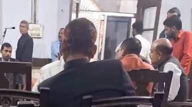 बहराइच: जिला बार एसोसिएशन सभागार में ग्राम न्यायालयों की स्थापना के विरोध में अधिवक्ताओं ने की बैठक, न्याय कार्य से हुए विरत