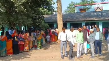 सासाराम: फजलगंज के शिक्षा पदाधिकारी कार्यालय में सक्षमता पास शिक्षकों ने जमा किया मूल प्रवेश पत्र, बायोमेट्रिक प्रक्रिया जारी