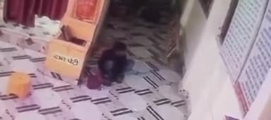 कानपुर: बर्रा थाना क्षेत्र के अर्रा रोड स्थित मंदिर में चोर ने की चोरी, घटना का सीसीटीवी फुटेज आया सामने