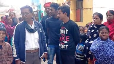 जवाहर टोला महादलित टोला मे पिने के पानी के लिए हाहाकार. मुहल्ला वासियों का विरोध, दो दिन मे समस्या हल करने का नगर आयुक्त का आश्वासन.