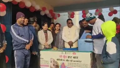 बगोदर: बगोदर में विभिन्न बूथों पर शिशुओं को पोलियो ड्रॉप पिलाया गया