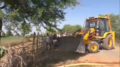 गुनौर: सुंगरहा में गुनौर प्रशासन का बुलडोजर चला, अवैध कब्जा हटाया