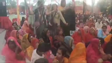 पवई: ग्राम चिकलहाई में श्रीमद् भागवत कथा में उमड़ी श्रोताओं की भीड़