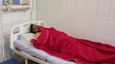 बदायूं: थाना सिविल लाइंस क्षेत्र के रोडवेज बस स्टैंड पर जहरखुरानी के शिकार युवक को परिचालक ने जिला अस्पताल में कराया भर्ती