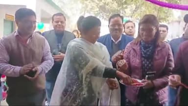बदायूं: बदायूं के जिला अधिकारी ने पड़ौआ गांव के प्राथमिक विद्यालय में पोलियो बूथ का फीता काटकर किया शुभारंभ