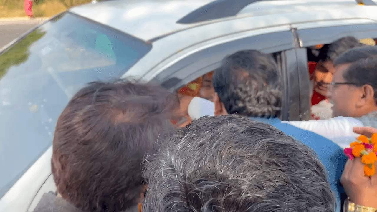 करैरा - बागेश्वर सरकार से पूर्व विधायक जसवंत जाटव ने लिया आशीर्वाद !! #SonuVlog
