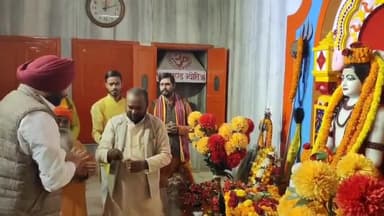 गोरखपुर: रेल राज्य मंत्री रवनीत सिंह बिट्टू ने गोरखनाथ मंदिर पहुंचकर की पूजा-अर्चना