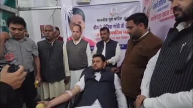 रामपुर: सोमवार को जिला अस्पताल में कांग्रेस पार्टी के कार्यकर्ताओं ने सोनिया गांधी के जन्मदिन पर किया रक्तदान