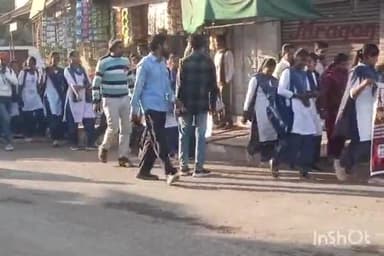 बल्देवगढ़: नगर में एचआईवी एड्स के प्रति जागरूकता को लेकर छात्र-छात्राओं ने निकाली रैली