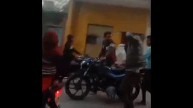 झांसी: हंसारी टपरियन मोहल्ले में बाइक की टक्कर के बाद दबंगों ने एक व्यक्ति को लात-घूसों से पीटा, वीडियो हुआ वायरल