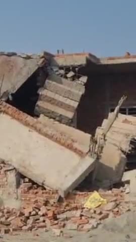 मेरठ: भावनपुर थाना क्षेत्र में बसपा नेता दारा सिंह प्रजापति की अवैध कॉलोनी पर चला एमडीए का बुलडोजर