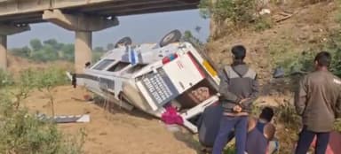 जबेरा: नोहटा व्यारमा नदी सेतु से यात्रियों से भरी बस अनियंत्रित होकर गिरी, 17 तीर्थ यात्री घायल, दो बच्चे गंभीर