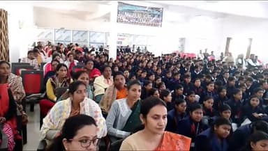 सिंगरौली: सरस्वती विद्यालय बिलौजी में प्रभारी मंत्री संपत्तियां उईके ने छात्राओं से किया संवाद, 'हम होंगे कामयाब' पखवाड़े का समापन