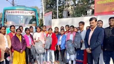 हरदोई: कलेक्ट्रेट गेट से डीएम ने बालिका छात्रावास की छात्राओं की बस को सांडी पक्षी विहार के लिए हरी झंडी दिखाकर रवाना किया