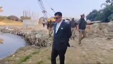 जौनपुर: मंगलवार को कालीचबाद में बन रहे पुल का डीएम ने किया औचक निरीक्षण