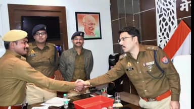 मेरठ: मेरठ पुलिस ने महिला को लौटाई 5 लाख की ज्वेलरी, ई-रिक्शा में छूट गया था बैग, SSP ने पुलिसकर्मियों को किया सम्मानित