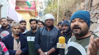 झांसी लक्ष्मी गेट अंदर तीन मंजिल मकान हुआ धराशाई कोई जनहानि नहीं हुई मौके पर भीड़ इकट्ठी