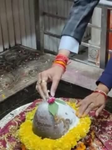 कोतवाली: चांदनी चौक स्थित प्राचीन श्री गौरी शंकर मंदिर में परिवार के साथ पहुंचे आम आदमी पार्टी के नेता मुकेश गोयल