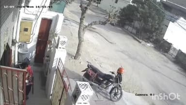 बीकानेर: कांता खतुरिया कॉलोनी स्थित मकान के आगे सुख रहे महिलाओं के कपड़े लेकर भागा बाइक सवार, CCTV आया सामने