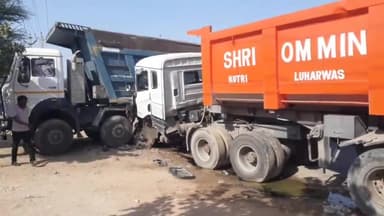 झुंझुनू: झुंझुनू के गुढा रोड पर सड़क हादसे में दो डंपरों की टक्कर, चालक हुआ घायल