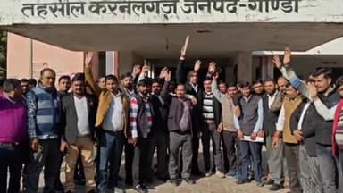 करनैलगंज: भेदभावपूर्ण रवैये से नाराज जूनियर अधिवक्ताओं का आक्रोश, करनैलगंज तहसील परिसर में जमकर नारेबाजी