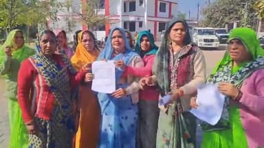 झांसी: हंसारी की महिलाओं ने झूठी शिकायत करने वाले युवक के खिलाफ एसएसपी ऑफिस में प्रार्थना पत्र देकर कार्रवाई की मांग की