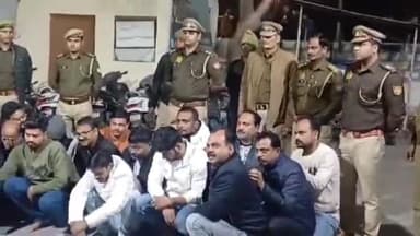 झांसी: सिटी कार्ट के पीछे एक मकान से पुलिस ने 18 जुआरियों को पकड़ा, फॉर्च्यूनर कार, 6 स्कूटी और नगदी बरामद