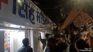 मिर्ज़ापुर: टीबी अस्पताल तिराहा से संकट मोचन तक जिला प्रशासन ने चलाया अतिक्रमण हटाओ अभियान, दो दुकानदारों पर ₹10-10 हजार का जुर्माना