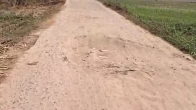 तेघरा: रुदौली गांव का राष्ट्रीय राजमार्ग 28 से जुड़ने वाला मुख्य सड़क टूटकर गड्ढे में तब्दील, स्थानीय लोग आक्रोशित