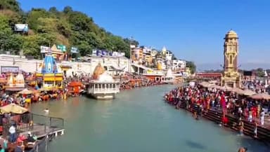 हरिद्वार: मोक्षदा एकादशी के स्नान पर्व पर हर की पौड़ी पर श्रद्धालुओं ने किया गंगा स्नान और दान-पुण्य