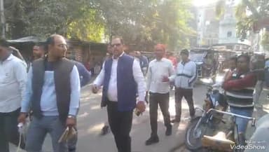 मिर्ज़ापुर: पीडब्ल्यूडी विभाग ने जिला अस्पताल रोड पर सड़क चौड़ीकरण के लिए किया नापी