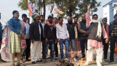 बिहार: राष्ट्रवादी कांग्रेस पार्टी ने बिहार शरीफ में बैंकों के क्षेत्रीय प्रबंधकों का पुतला फूंका