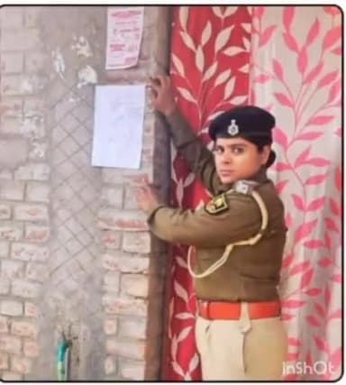 नबीनगर: सोहदा गांव में पुलिस ने प्राथमिकी अभियुक्त के घर पर चस्पाया इश्तेहार