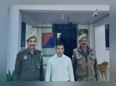 मछलीशहर: गुरुवार को थाना पवाँरा पुलिस ने धारा 74, 76 BNS व 7/8 पाक्सो एक्ट से संबंधित वांछित अभियुक्त को किया गिरफ्तार