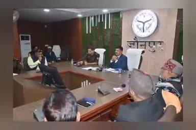 जौनपुर: गुरुवार को कलेक्ट्रेट परिसर में शाम को डीएम और एसपी ने शांति समिति की बैठक की