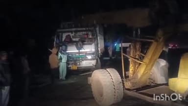 बहराइच: चिलवरिया के पास अनियंत्रित होकर डीसीएम ने दो होटलों और एक पान की दुकान को किया क्षतिग्रस्त, एक की हुई मौत, दो घायल