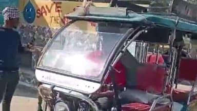 फिरोज़ाबाद: सोफीपुर प्राथमिक विद्यालय के बाहर ग्रामीणों ने रिक्शा से मिड डे मील की सामग्री की बोरियां पकड़ी, वीडियो वायरल