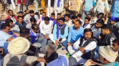 गरोठ: आजाद समाज पार्टी के प्रदेश अध्यक्ष पहुंचे ढाकनी, गोलीकांड पीड़ित परिवार से की मुलाकात