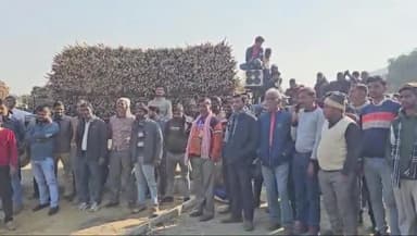 बदायूं: किसान सहकारी शेखूपुर चीनी मिल द्वारा गन्ना ना लेने पर किसानों ने चीनी मिल के गेट पर किया हंगामा